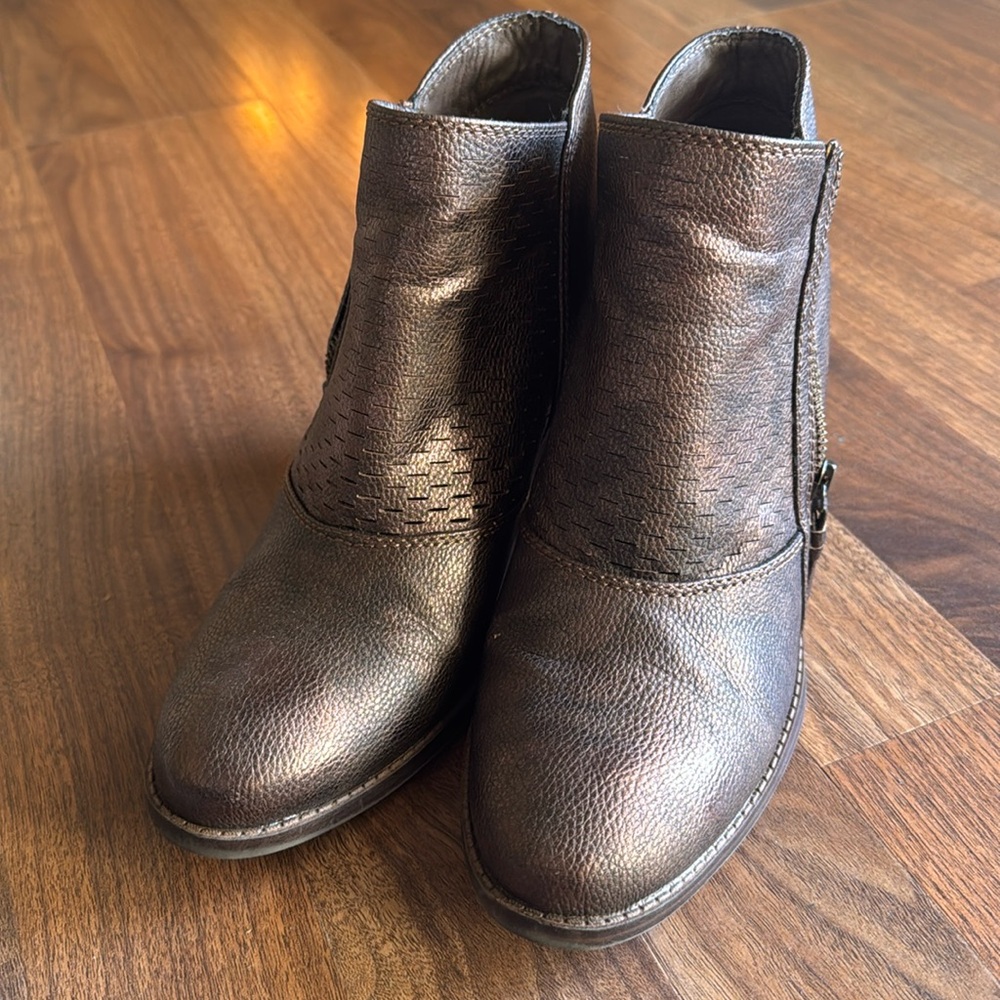Size 8 Baretrap booties with zipper Has a copper color blended into the brown.